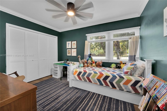 bedroom featuring ceiling fan, a closet, dark hardwood / wood-style flooring, and crown molding