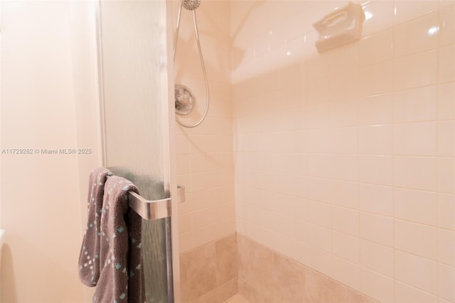 bathroom featuring a tile shower