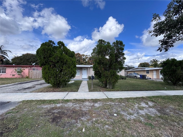 view of front of property featuring a front lawn