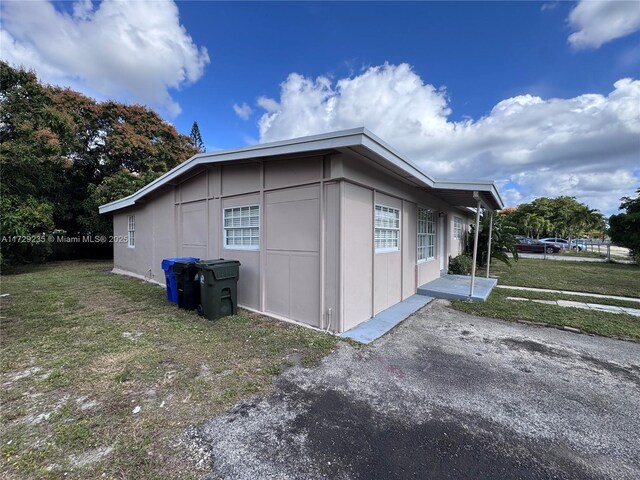 view of side of property featuring a yard