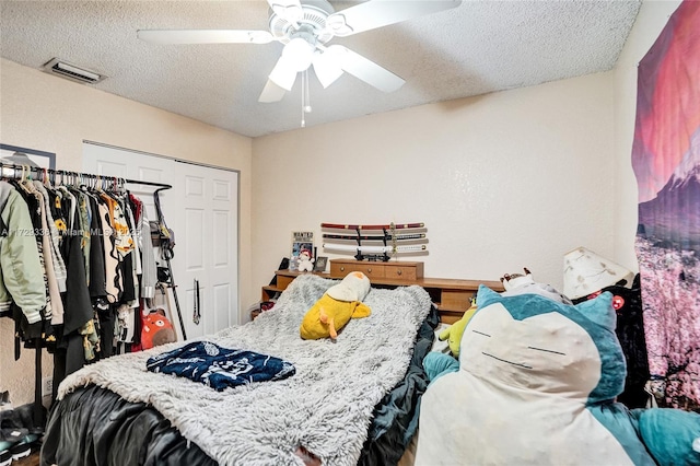 bedroom featuring ceiling fan, a closet, and a textured ceiling