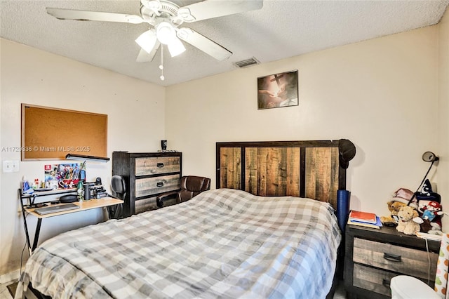 bedroom featuring ceiling fan and a textured ceiling