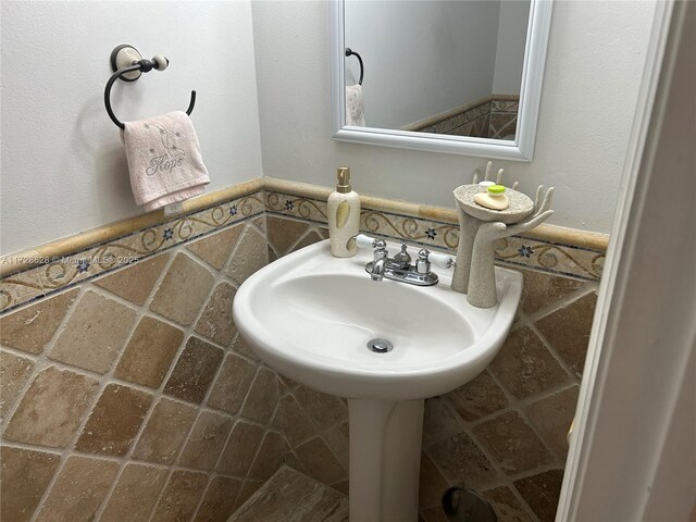 bathroom featuring sink