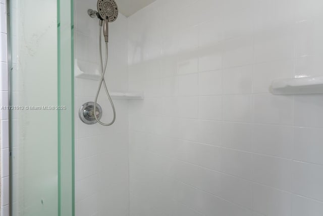 interior details with a tile shower