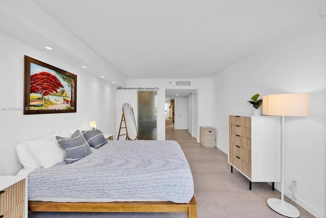 bedroom featuring a barn door