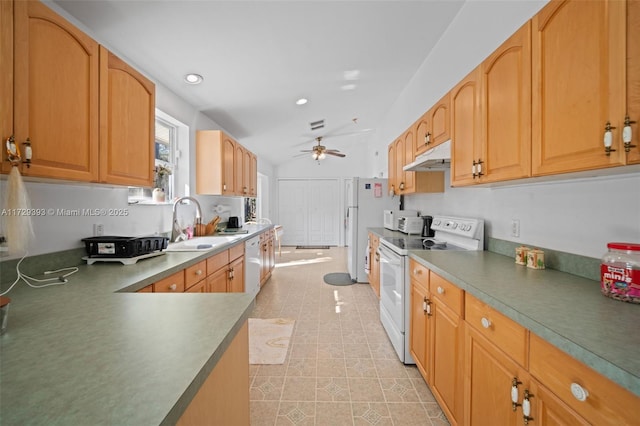 kitchen featuring white appliances, sink, kitchen peninsula, vaulted ceiling, and ceiling fan