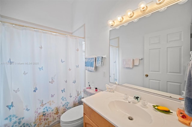 bathroom with toilet, a shower with curtain, and vanity