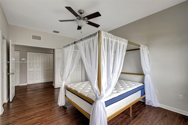 bedroom with dark wood-type flooring, ceiling fan, and a closet