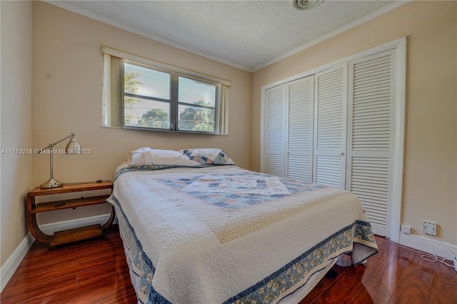 bedroom with a textured ceiling, a closet, crown molding, and dark hardwood / wood-style floors