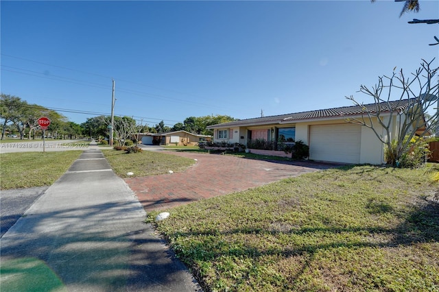 view of front of house featuring a front yard and a garage