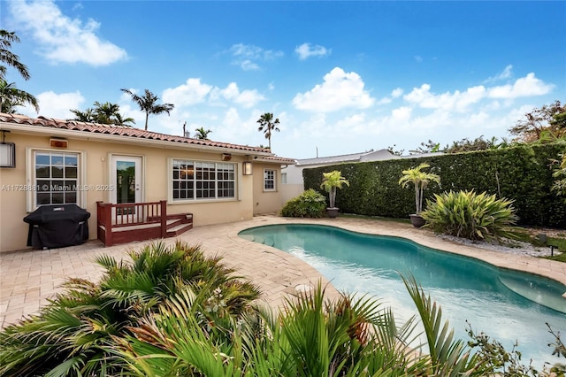 view of swimming pool featuring a patio