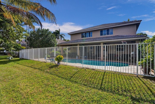 view of swimming pool with a yard