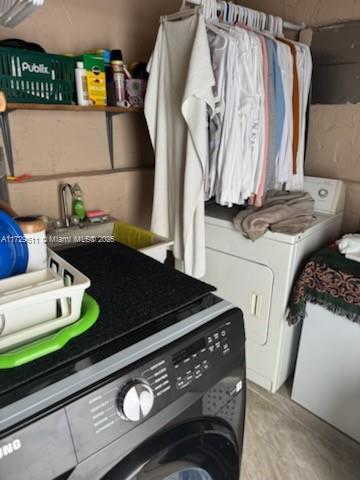 washroom featuring washing machine and clothes dryer