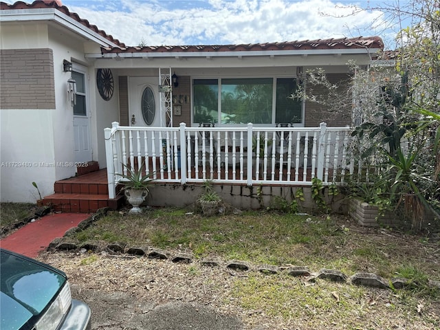 view of front of property featuring covered porch