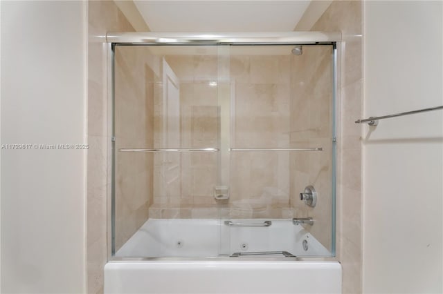 bathroom with combined bath / shower with glass door