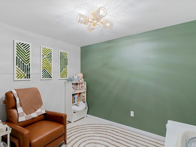 sitting room with a notable chandelier