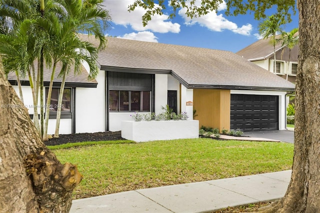 view of front facade featuring a front lawn and a garage