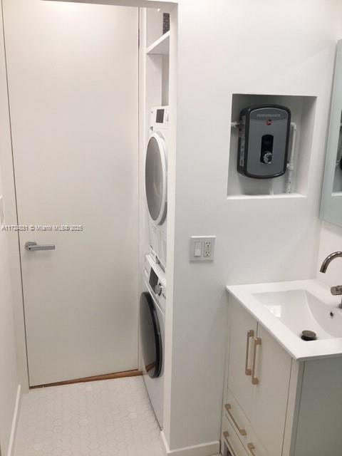 washroom with sink and stacked washer and clothes dryer