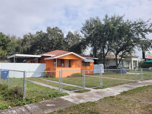 view of front of property featuring a front yard