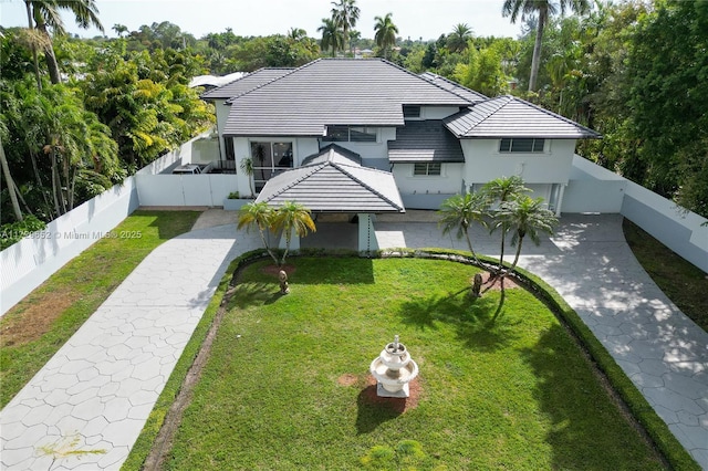 view of front of property featuring a front lawn