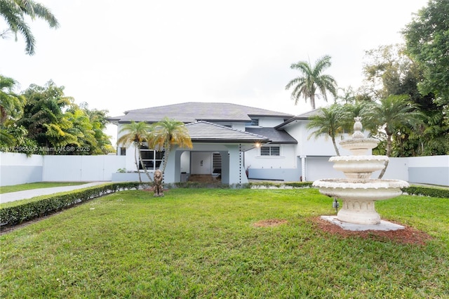 view of front of property featuring a front lawn