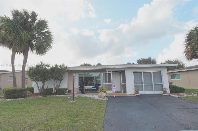 single story home with a front yard