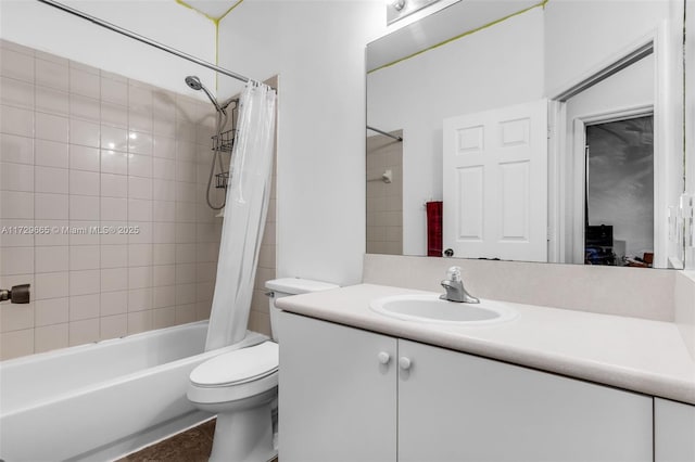 full bathroom featuring shower / bath combo with shower curtain, toilet, and vanity