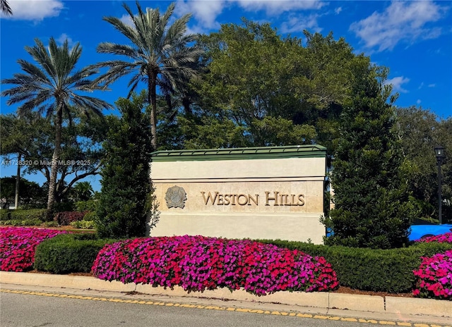 view of community / neighborhood sign