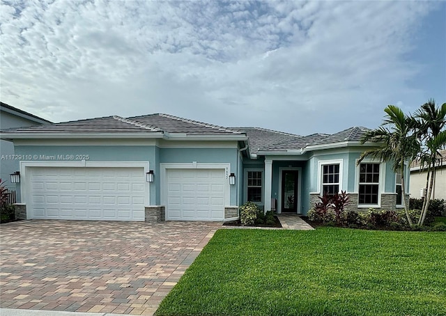 view of front of home featuring a front lawn and a garage