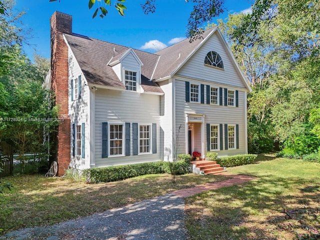 view of front of house featuring a front lawn