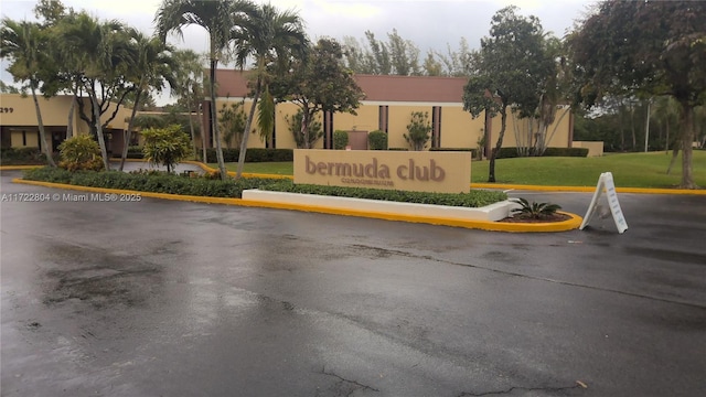 community sign with a lawn