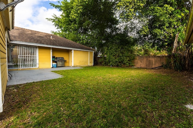 view of yard featuring a patio area