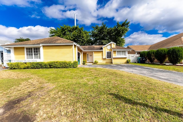 single story home with a front yard