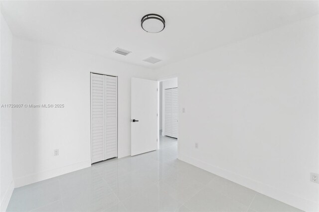 spare room featuring light tile patterned floors