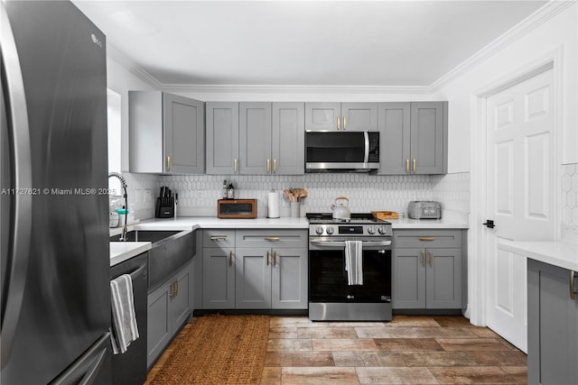 kitchen with tasteful backsplash, stainless steel appliances, and gray cabinets