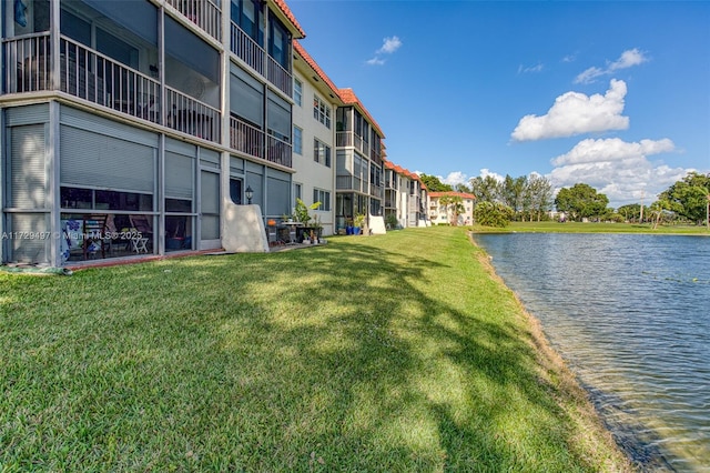9400 N Hollybrook Lake Dr Unit 303, Pembroke Pines, FL 33025 - surrounding community featuring a water view and a yard