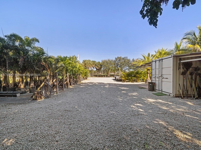 view of yard featuring a shed