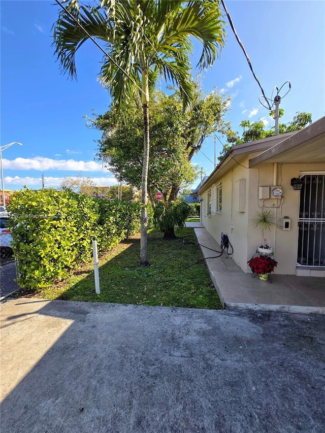 view of yard with a patio area