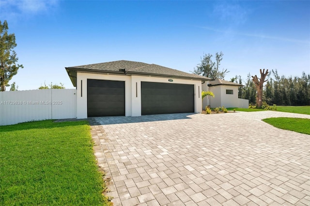 view of front of property featuring a front lawn