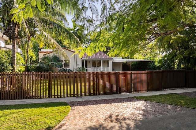 view of front of property featuring a front yard