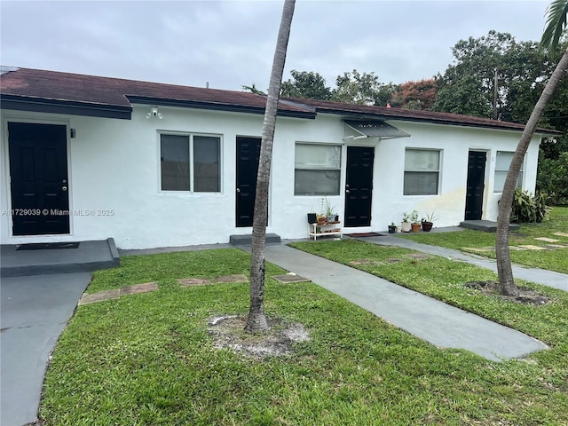 view of front of property with a front yard