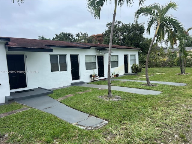 view of front of house featuring a front yard