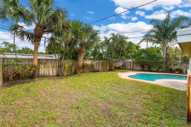 view of yard featuring a fenced in pool