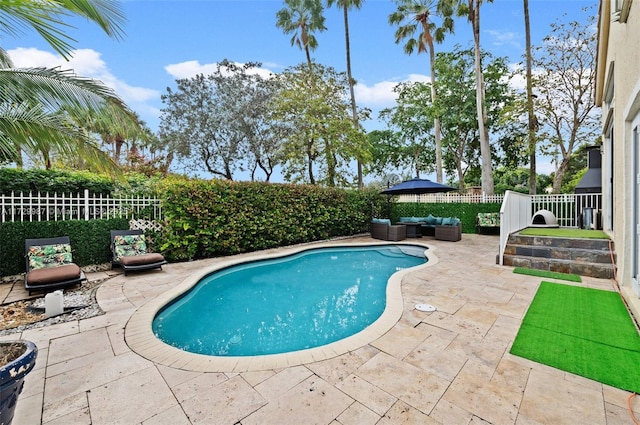 view of swimming pool featuring a patio and outdoor lounge area