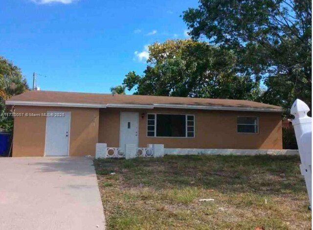 ranch-style home with a front yard