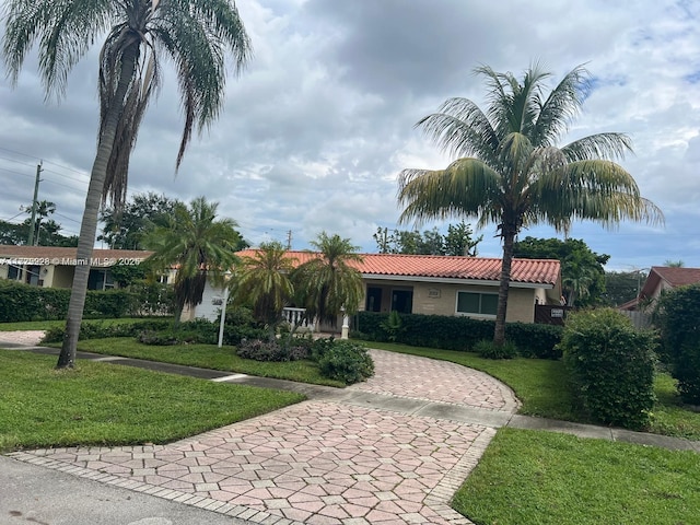 view of front of property with a front lawn