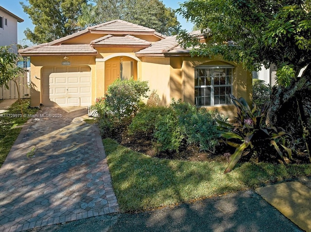 view of front facade featuring a garage