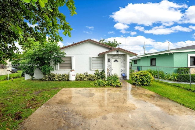 view of front of house featuring a front yard