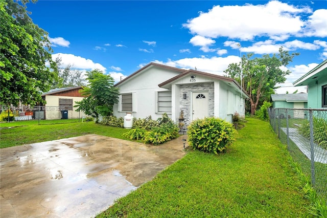 view of front of home featuring a patio area and a front yard