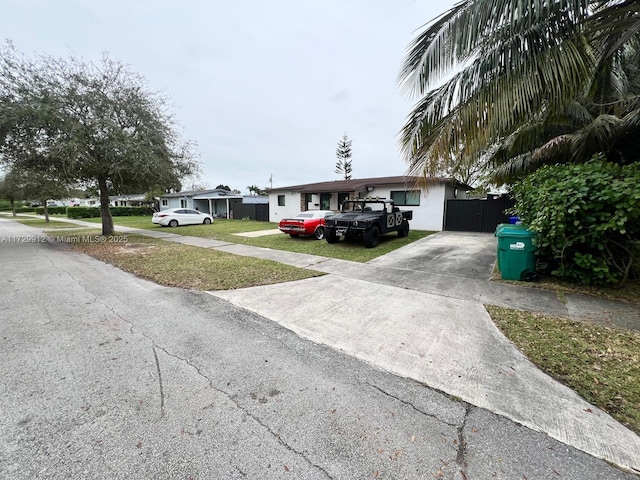 view of front of house featuring a front yard